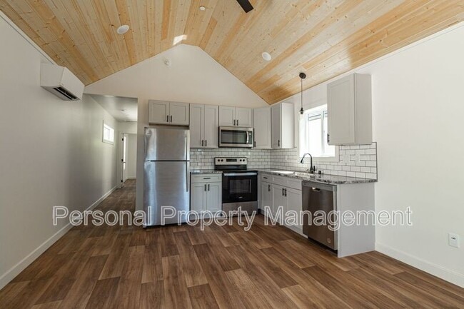 Building Photo - 8005 NE 32nd St