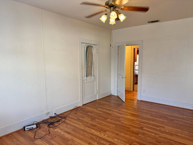 Building Photo - Adorable 3 Bed, 1 Bath Craftsman Home