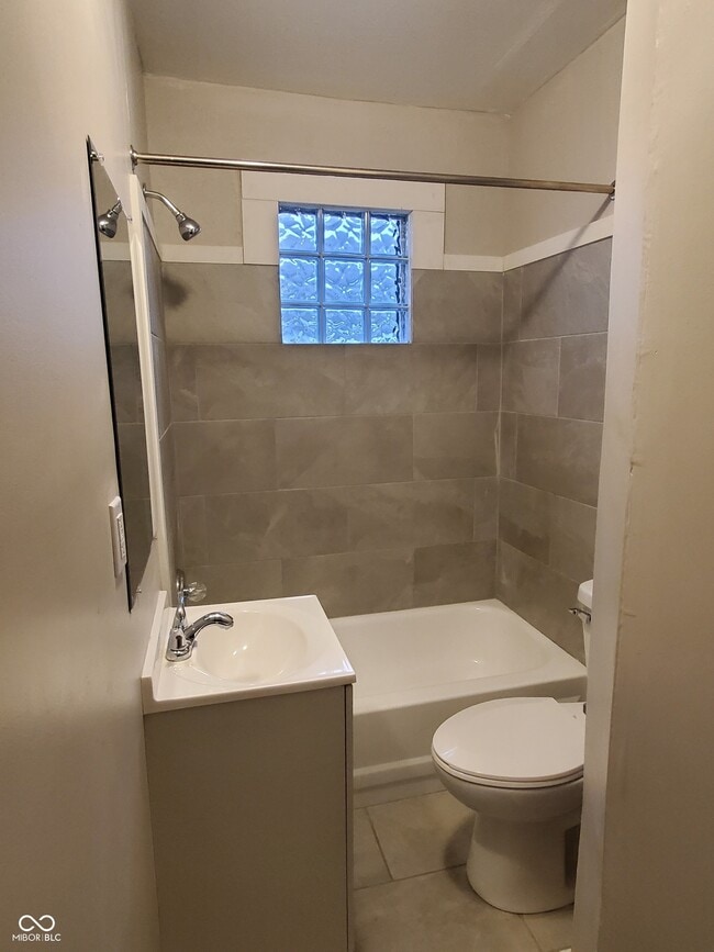 Building Photo - 350 S Oxford St