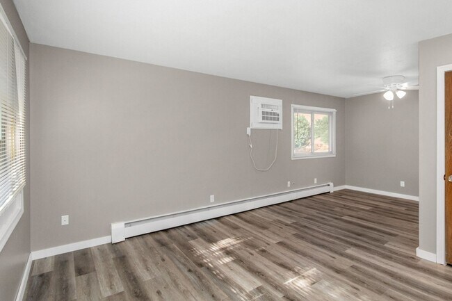 Building Photo - Beautiful updated Main-Level unit in Fabul...