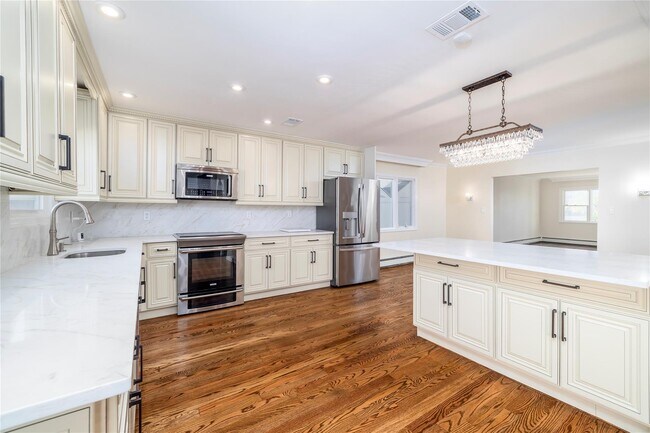 Building Photo - 4047 Greentree Dr