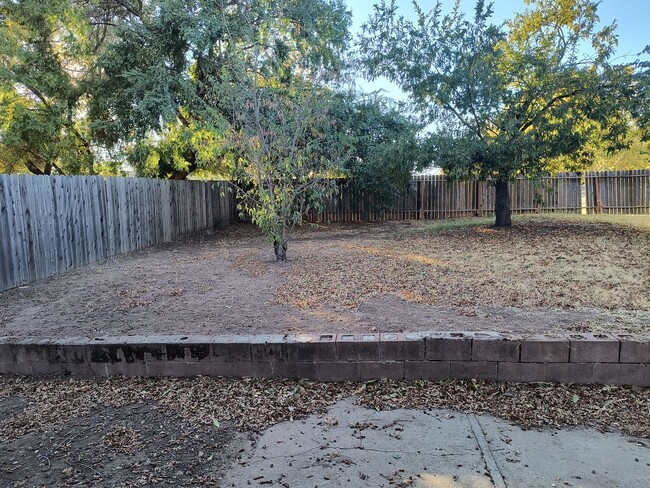 Building Photo - Country Ranch-Style In Fair Oaks