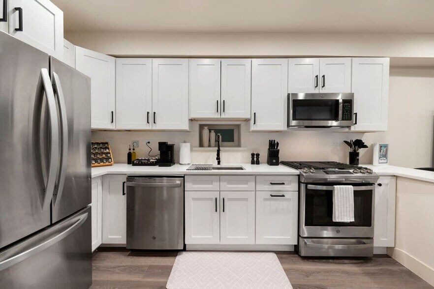 Building Photo - 1543 N Claremont Ave