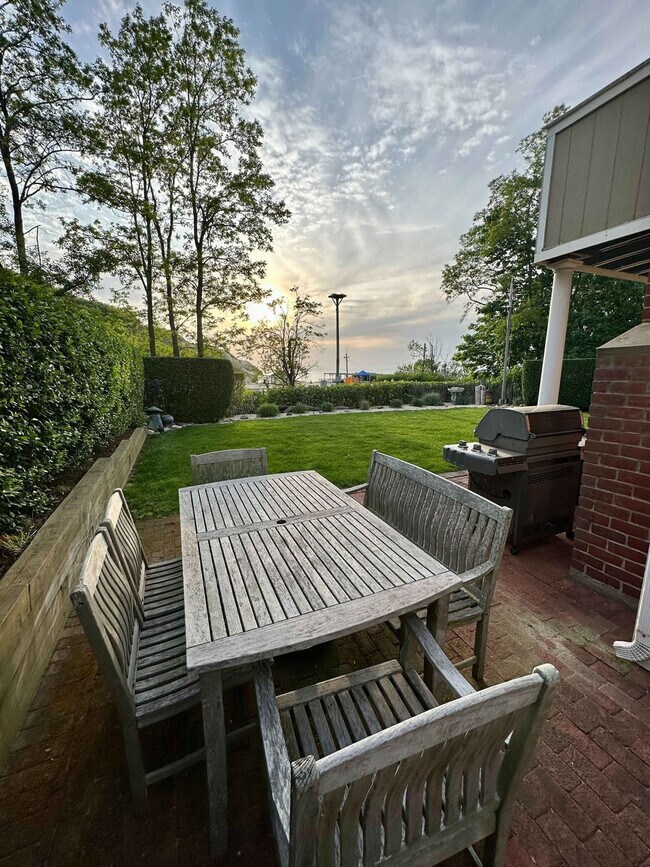 Building Photo - 2 Clifton Ave