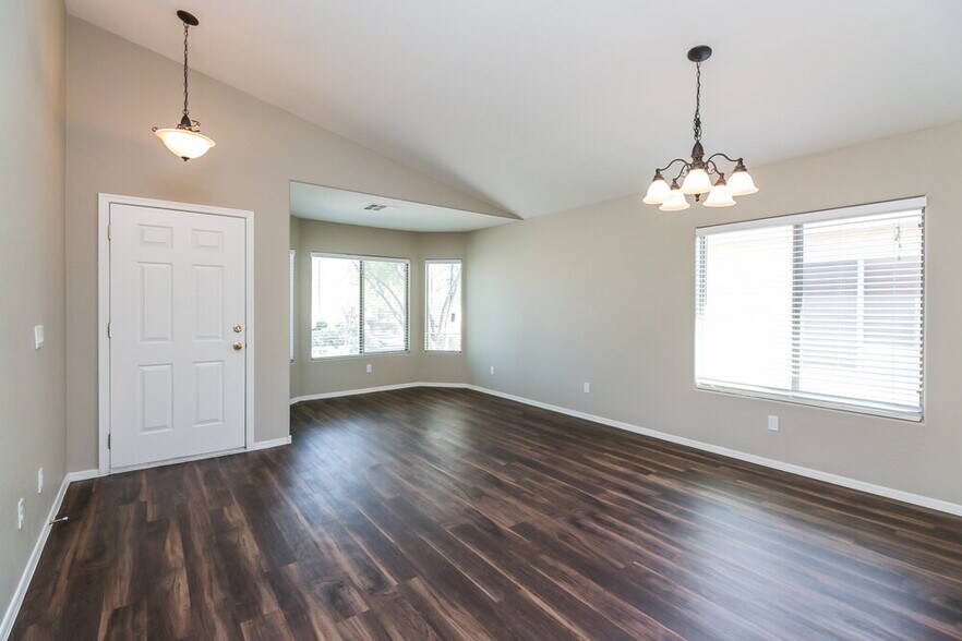 Building Photo - 3275 W Sunshine Butte Dr