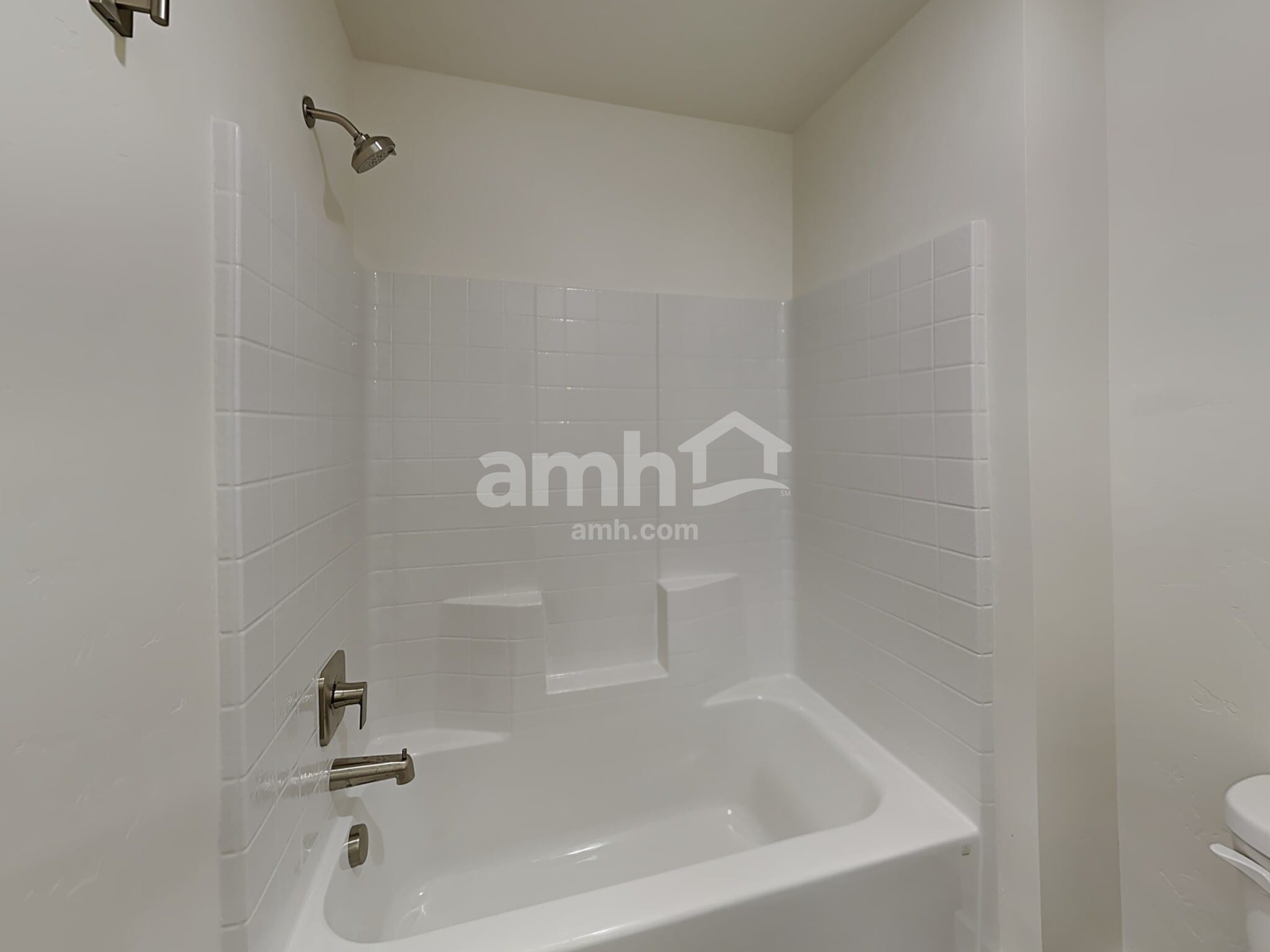 Building Photo - 1366 N Barkvine Ave