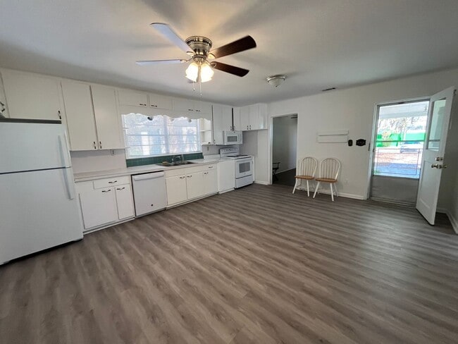 Building Photo - Charming Vintage Home on 3 City Lots near football stadium Live Oak, FL