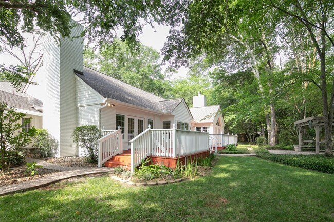 Building Photo - 27 Shaker Ct W