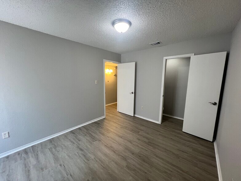 Building Photo - 1936 Bernice St