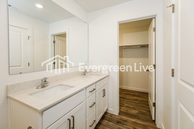 Building Photo - 335 Lightning Ave