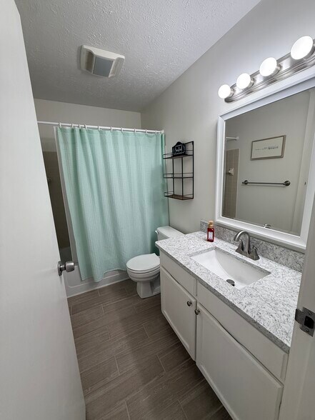 Building Photo - 206 W Lakeshore Dr