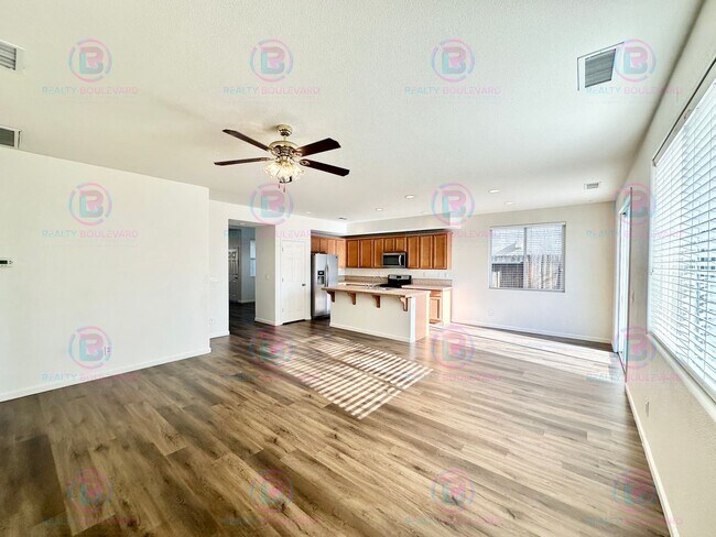 Building Photo - Spacious 4-Bedroom 3 Bath, 3 Car Garage Home with Loft, Living Room and Family Room Outdoor Kitch...