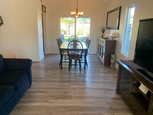 Building Photo - Wonderful East Ventura 4 Bedroom 2.5 Bath Home