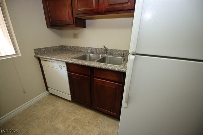 Building Photo - 5081 River Glen Dr
