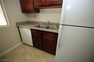 Building Photo - 5081 River Glen Dr