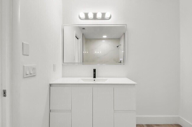 Building Photo - 313 NW Dorchester St