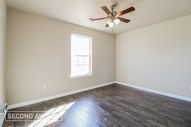 Building Photo - 203 Glenn Oak Dr