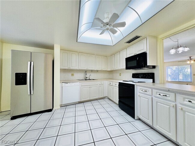 Building Photo - 2264 Winkler Ave