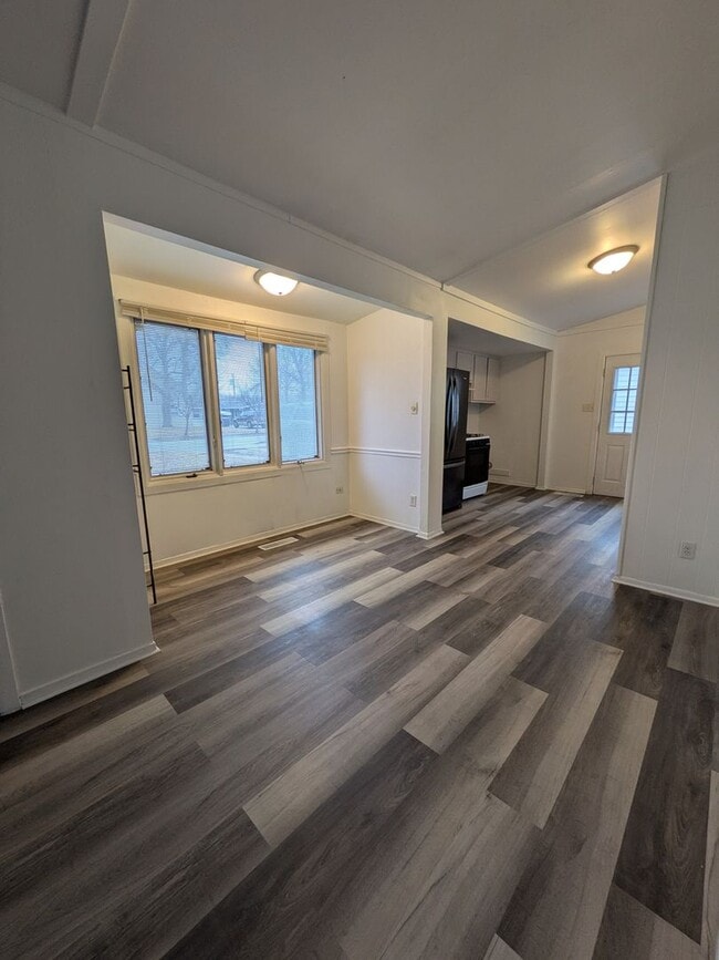 Building Photo - 3 bedroom available for an immediate move!