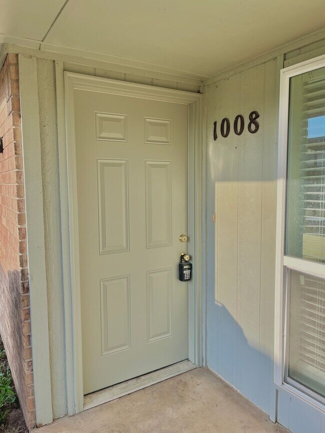 Building Photo - 1008 Acacia Cir