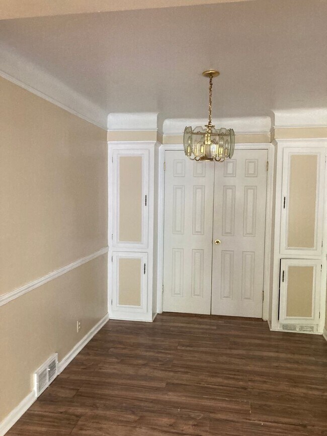 Building Photo - 4 Bedroom South Euclid House for Rent