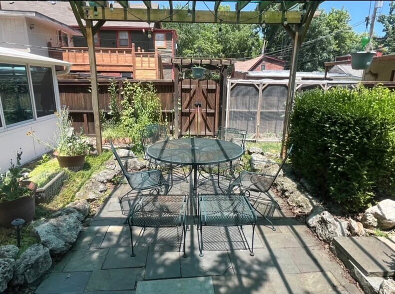 Building Photo - 3815 Bell St