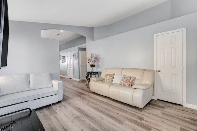Building Photo - Short Term Rental & Furnished
