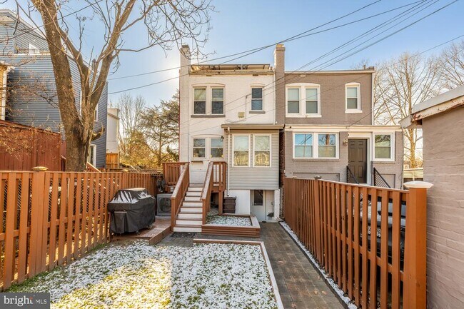 Building Photo - 912 I St NE