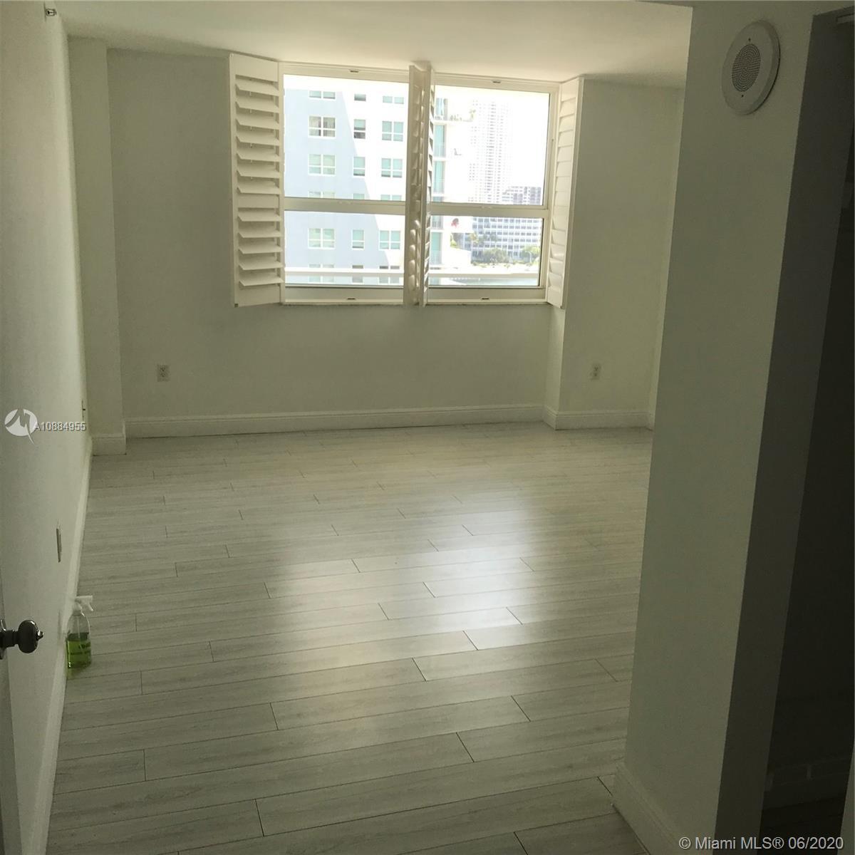 Building Photo - 1155 Brickell Bay Dr