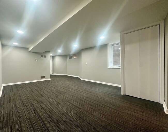 Building Photo - 1727 Reaney Ave E