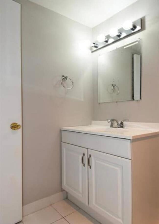 Building Photo - Well-Appointed 2 Bed 1 Bath Condo In Vibra...