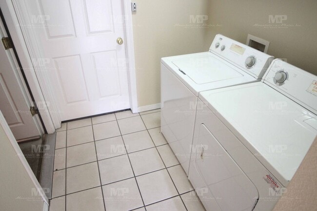 Building Photo - 320 W Laurel St