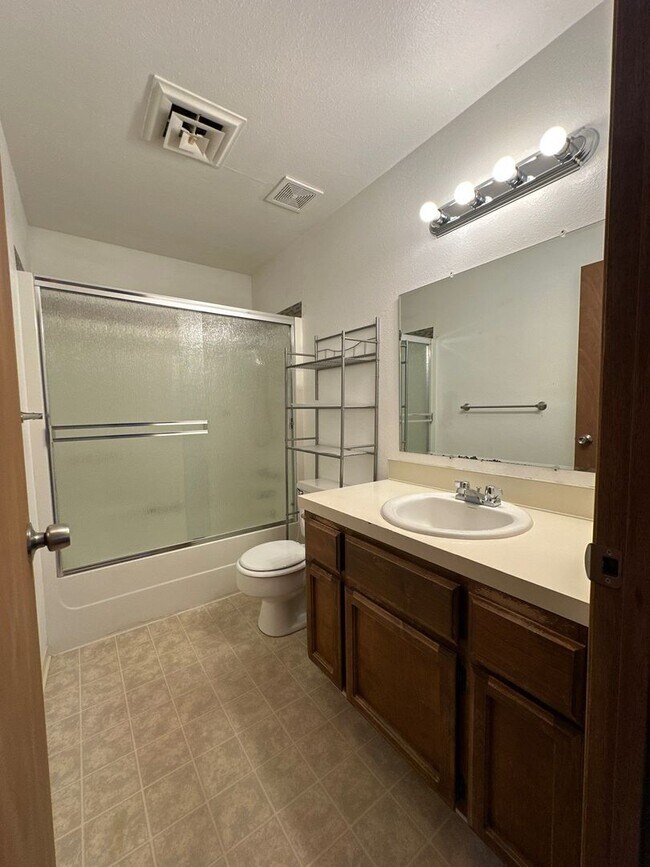 Building Photo - Lincoln Duplex
