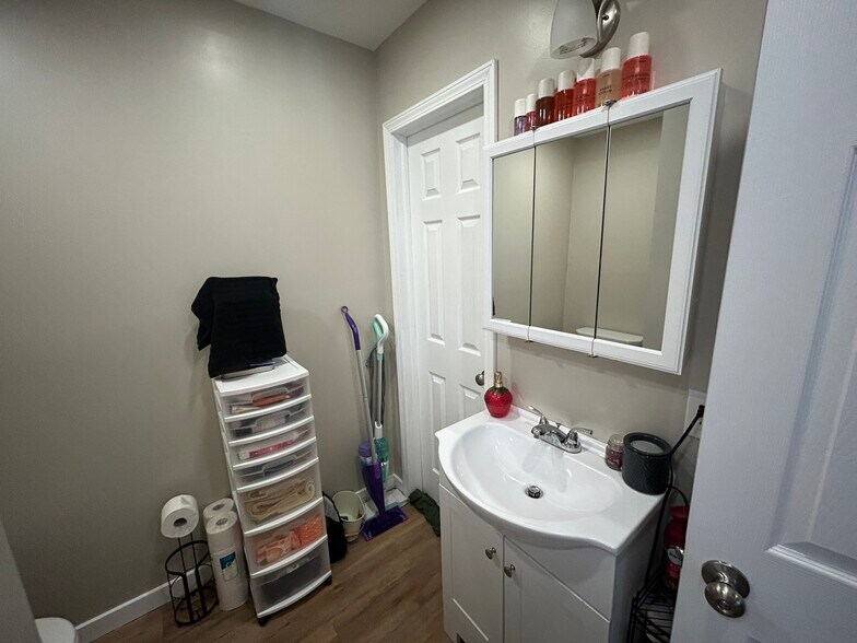 Building Photo - 1239 Plymouth Ave S