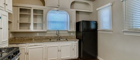 Building Photo - 2040 W Mistletoe Ave