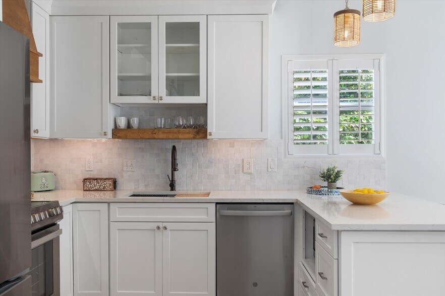 Building Photo - 634 Louisa St