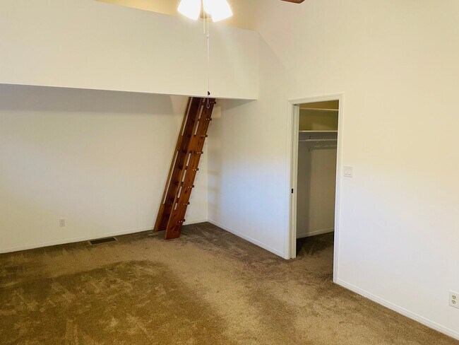 Building Photo - Village of Oak Creek