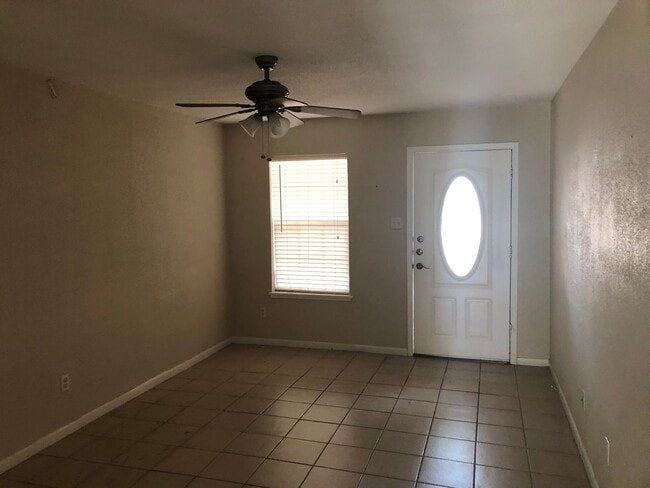 Building Photo - College Station - 2 Bedroom / 1 Bath Duple...