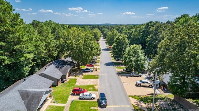 Building Photo - 1309 Country Oaks Dr