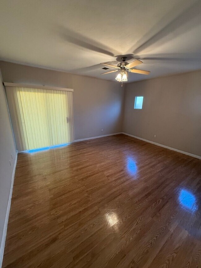 Building Photo - Spacious 4-Bedroom, 2-Bathroom Home in Southwest Bakersfield