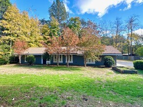 Building Photo - INCREDIBLE LOCATION!!! Quaint and Quiet and Roomy!