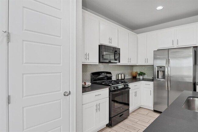 Building Photo - 2404 Burberry Ln