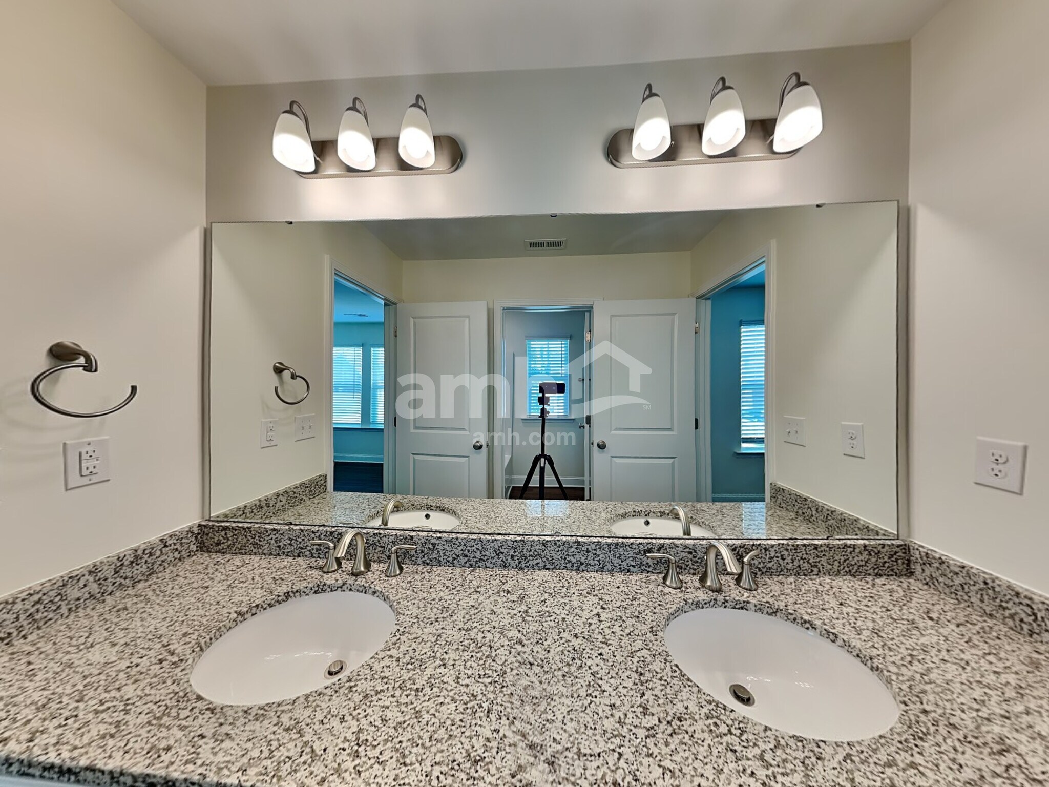 Building Photo - 4911 Trayton Ave