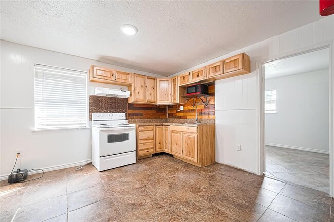 Building Photo - 227 N Austin Dr