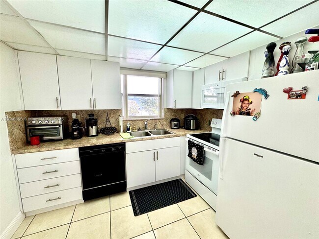 Building Photo - 9357 Fontainebleau Blvd