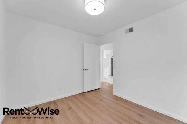 Building Photo - 110 Cuesta Dr