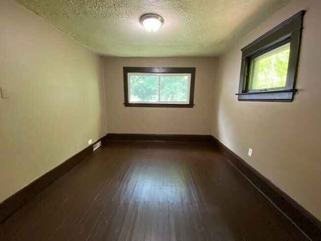 Building Photo - 815 Beardsley St
