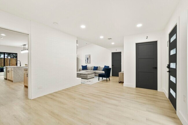Building Photo - 3327 Freshmeadows Dr