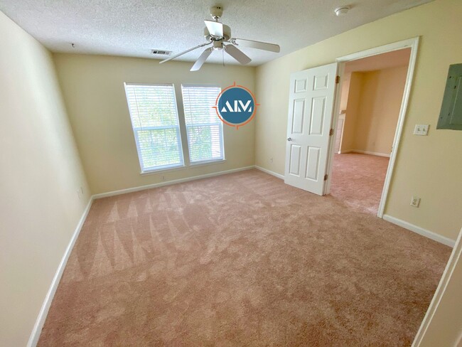 Building Photo - Spacious Third-Floor Condo at The Estate a...