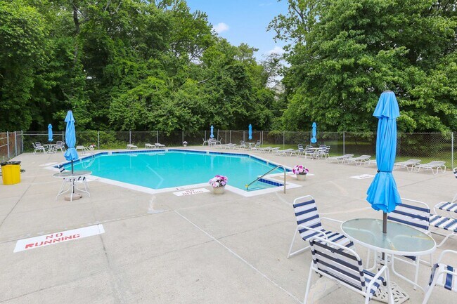 Building Photo - Charming Top Floor Condo with Pool View!!